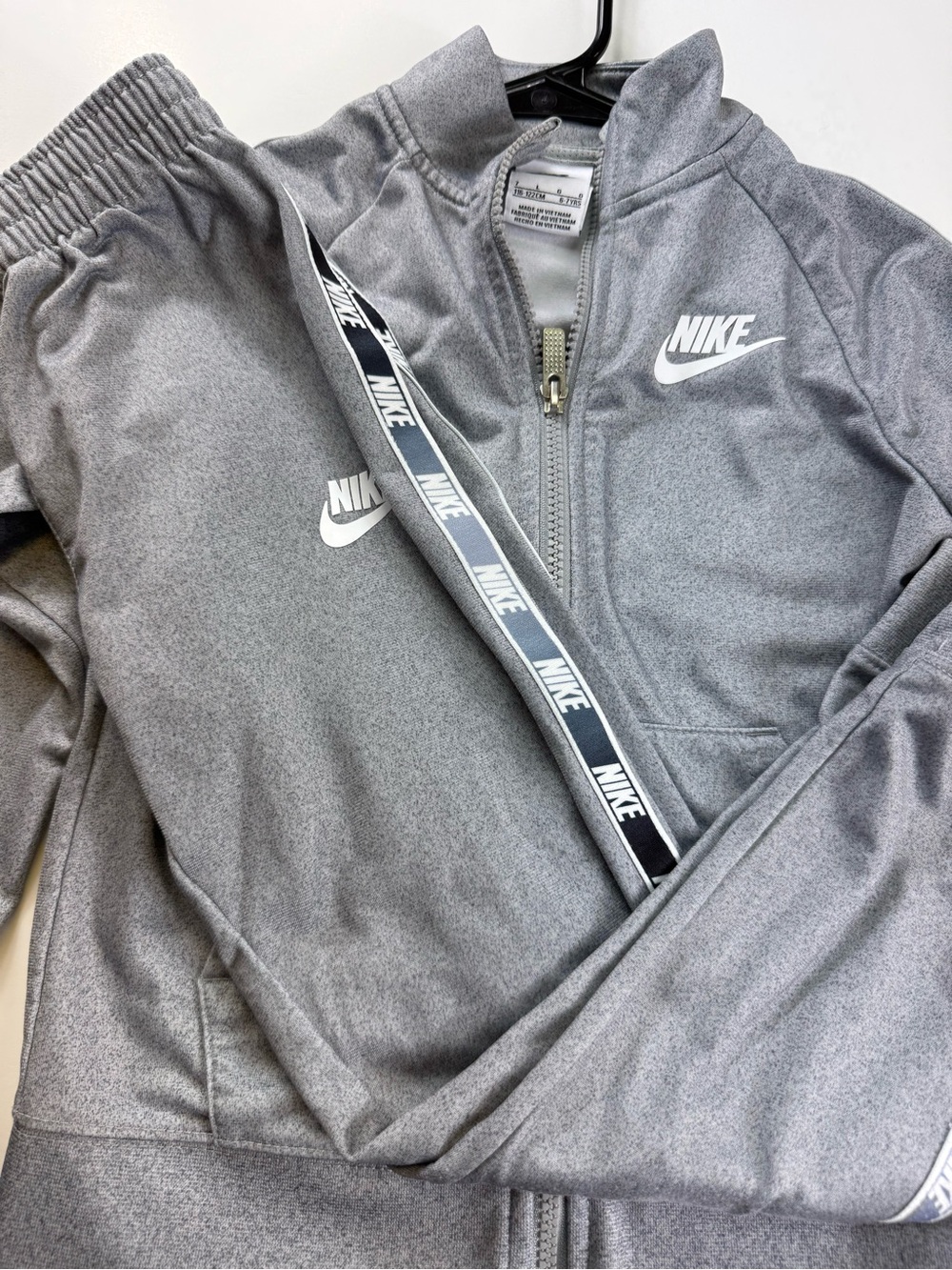 Nike boys 7 Heather Gray Performance Track Jacket with Logo